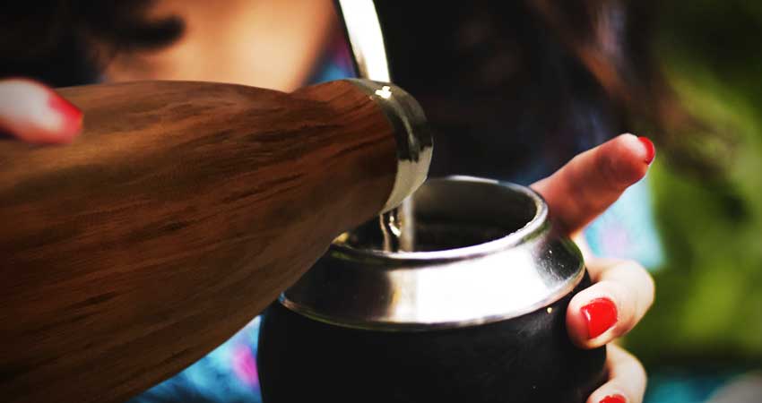 benefits of an insulated water bottle good for both hot and cold drinks